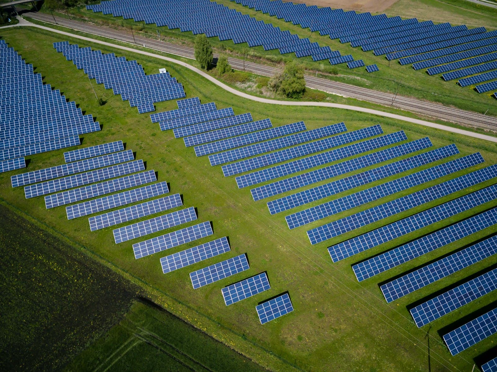 Instalație solară comercială de 50 kW pe o hală de producție